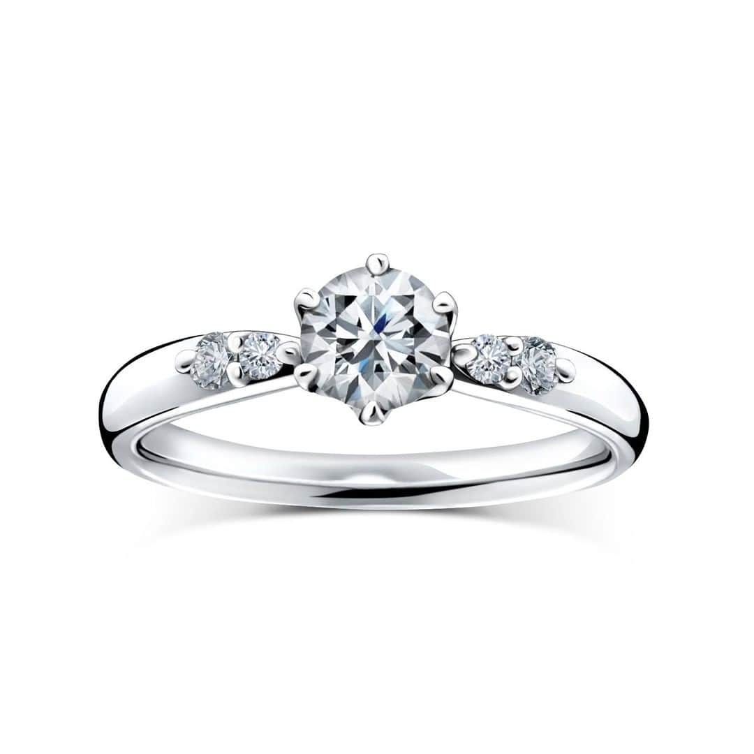 ラザール ダイヤモンド ブティック公式 | 婚約・結婚指輪さんのインスタグラム写真 - (ラザール ダイヤモンド ブティック公式 | 婚約・結婚指輪Instagram)「艶やかなプラチナのアームには、6本爪でセッティングされた、清く、正しく輝くダイヤモンド。それを盛り立てるように、両側にはメレダイヤが2石ずつ寄り添う。  時に甘やかに、時に凛として、女性を彩る。エンゲージリングの「ドリルトン」の魅力は、年齢を重ねるほど、このデザインが似合うようになるところ。デザインが醸し出す優美さとほのかな甘さは、チャーミングな深みとなり、身につける女性を照らし出す。  プロフィールのリンクからHPをご覧いただけます。﻿ →@lazarediamond_boutique  #結婚指輪 #婚約指輪 #マリッジリング #ブライダルジュエリー #エタニティリング #エンゲージリング #marriagering #bridaljewelry #engagementring #結婚指輪選び #婚約指輪選び #結婚指輪探し #婚約指輪探し #lazarediamond #ラザールダイヤモンド #プレ花嫁 #結婚式準備 #花嫁 #結婚準備 #marry花嫁 #プロポーズ #ダイヤモンド #花嫁準備 #dorilton #ドリルトン」12月7日 12時00分 - lazarediamond_boutique
