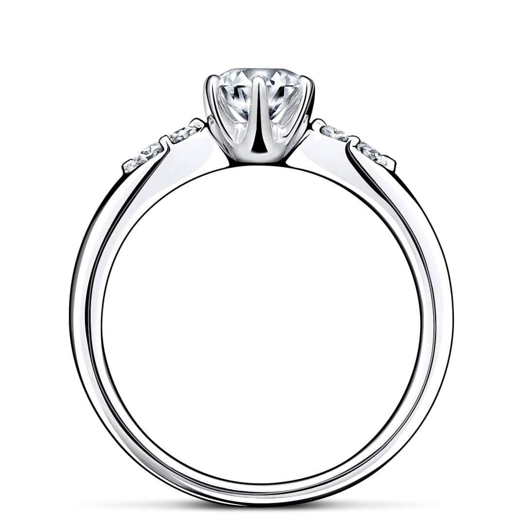 ラザール ダイヤモンド ブティック公式 | 婚約・結婚指輪さんのインスタグラム写真 - (ラザール ダイヤモンド ブティック公式 | 婚約・結婚指輪Instagram)「艶やかなプラチナのアームには、6本爪でセッティングされた、清く、正しく輝くダイヤモンド。それを盛り立てるように、両側にはメレダイヤが2石ずつ寄り添う。  時に甘やかに、時に凛として、女性を彩る。エンゲージリングの「ドリルトン」の魅力は、年齢を重ねるほど、このデザインが似合うようになるところ。デザインが醸し出す優美さとほのかな甘さは、チャーミングな深みとなり、身につける女性を照らし出す。  プロフィールのリンクからHPをご覧いただけます。﻿ →@lazarediamond_boutique  #結婚指輪 #婚約指輪 #マリッジリング #ブライダルジュエリー #エタニティリング #エンゲージリング #marriagering #bridaljewelry #engagementring #結婚指輪選び #婚約指輪選び #結婚指輪探し #婚約指輪探し #lazarediamond #ラザールダイヤモンド #プレ花嫁 #結婚式準備 #花嫁 #結婚準備 #marry花嫁 #プロポーズ #ダイヤモンド #花嫁準備 #dorilton #ドリルトン」12月7日 12時00分 - lazarediamond_boutique