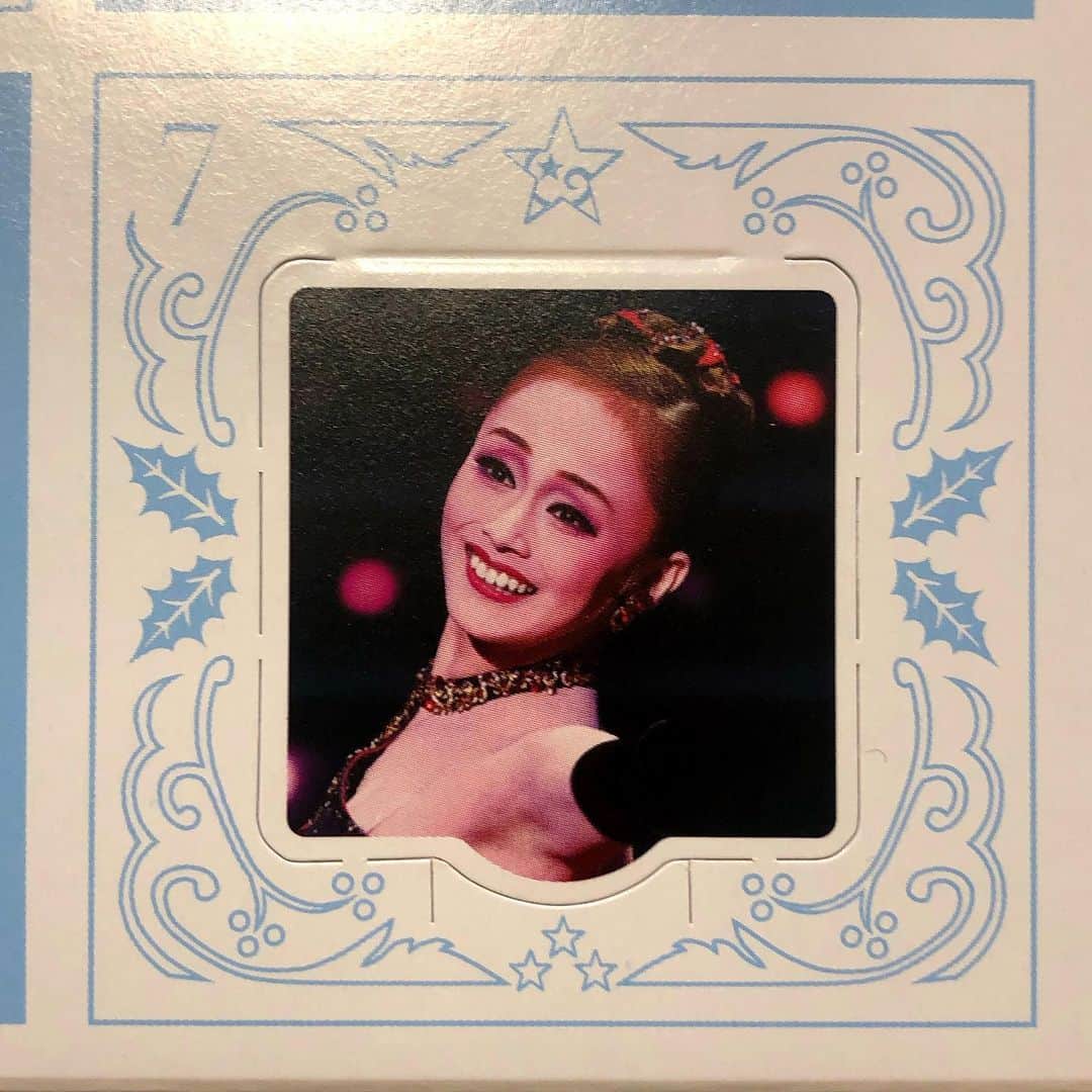 のインスタグラム：「12月7日の宝塚アドベントカレンダー✨ ・ 今日はなこちゃん💕 出てきたのはチョコクランチでした☺️香ばしくて美味しい！ ・ #毎日楽しみ ✨ #宝塚歌劇団 #adventcalendar  #星組 #舞空瞳 さま✨ ・ ・ #ナレーター #声優 #西原さおり #voiceover #japanesevoiceover @saolisample」