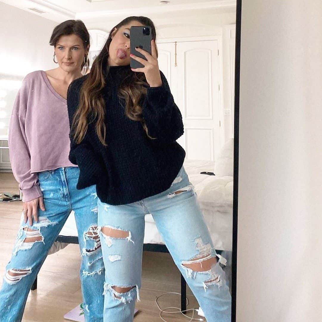 American Eagleさんのインスタグラム写真 - (American EagleInstagram)「@addisonraee got it from her mama @sherinicole 👯‍♀️ Have we mentioned Mom Jeans make a great gift? Tap to shop!」12月7日 12時00分 - americaneagle