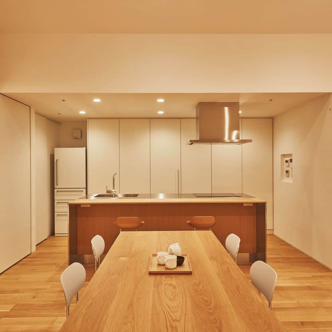 無印良品の家さんのインスタグラム写真 - (無印良品の家Instagram)「無印良品の家 東京有明センター「陽の家」モデルハウス、12月3日(木)オープン  キッチンはアイランド型を採用。キッチンを家の中心に置くことで家族のコミュニケーションが取りやすく、居住スペースを広く見渡すことができます。  庭とつながる、家族とつながる。子育て世代から終の棲家まで。大開口を介して庭と室内がひとつながりになる平屋の家です。  無印良品 東京有明にお越しの際はぜひ、「無印良品の家 東京有明センター」にもお立ち寄りください。  #無印良品 #無印良品の家 #戸建て #注文住宅 #陽の家 #平屋 #東京有明 #MUJI #MUJIHOUSE #JAPAN」12月7日 12時00分 - mujihouse