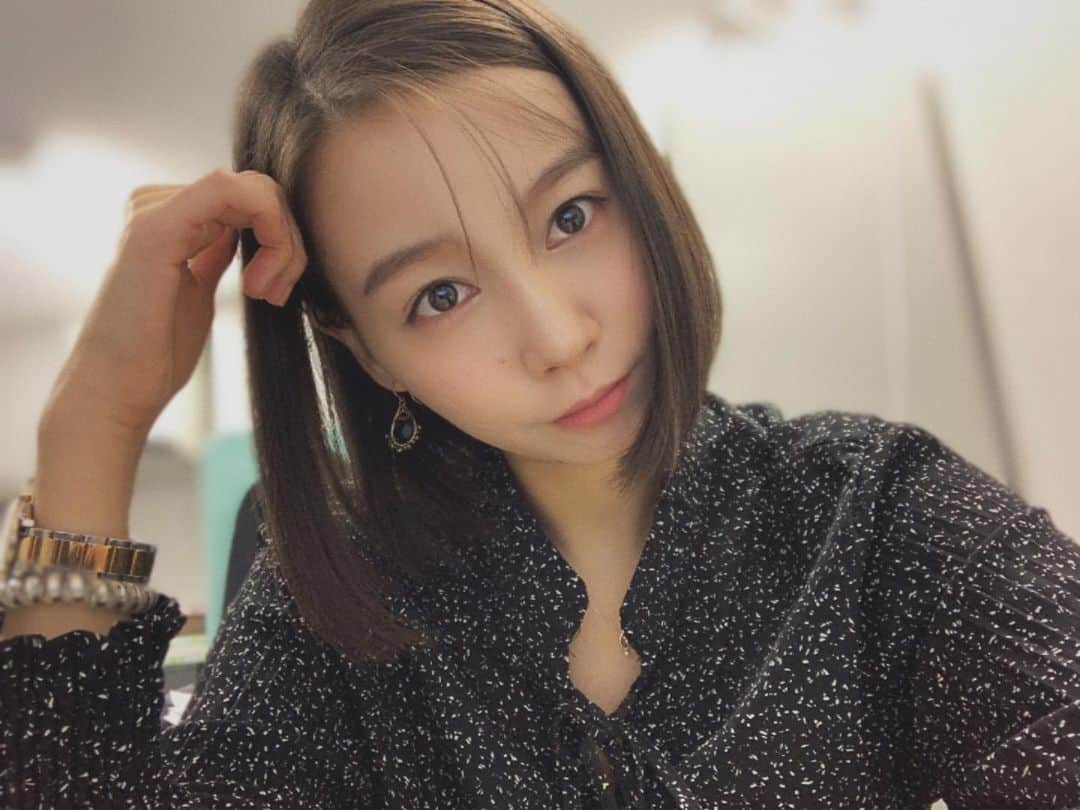 君島光輝さんのインスタグラム写真 - (君島光輝Instagram)「. . 本日の私は前髪チョロ毛です💇‍♀️ . 散々多くの人ススメられてきて やっと一昨日から約束のネバーランドを読み始めてます。 おかげで、私まで頭が良くなくった気になってます🙏 . 控えめに言って最高。漫画万歳🙌 . 出来る事ならお昼頃起きて パジャマのままダラダラして 朝ごはん適当に食べて 約ネバ読みながらじゃがりことか食べる1日を過ごしたいですね🙌笑 . 12月。師走。  現実はそうも行かないけれど 遅くなりました、今月も宜しくどうぞ！皆さま🌷 . . #君島光輝 #12月 #よろしくお願いします 🙇‍♀️」12月7日 12時00分 - mitsuki_kimijima