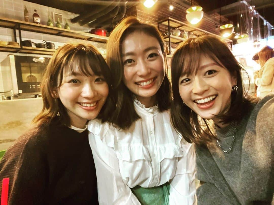 石川愛さんのインスタグラム写真 - (石川愛Instagram)「* 舞さんと茉里奈ちゃんと 子連れランチへ🍽👶🏻  仕事の相談も子育ての相談も 何でも親身になって聞いてくれる お姉ちゃんみたいな舞さん。  新人の頃から懐いてくれてて 何かあるとすぐ連絡をくれる 妹みたいな茉里奈ちゃん。  3人でランチしたのは なにげに初めてでした😚🧡  #FBSアナウンサー #舞さんと週3で会っちゃった🤭 #2枚目は抱っこのまま寝ちゃった息子 #赤ちゃんの後頭部って禿げますよね🤣 #撮影時だけマスクを外しています」12月7日 11時53分 - aiishikawa_fbs