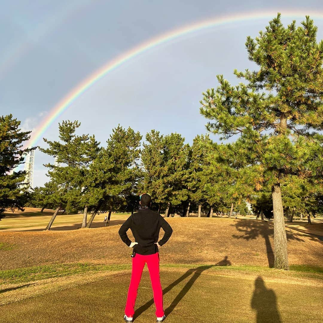 黒崎貴之さんのインスタグラム写真 - (黒崎貴之Instagram)「ㅤㅤㅤㅤㅤㅤㅤㅤㅤㅤㅤㅤㅤ　 昨日の雨上がり、ゴルフ場でのナイスレインボー🌈﻿ ﻿ 綺麗で心が安らぎました。﻿ ただゴルフのスコアは曇天。﻿ いや、もはや雷雨。﻿ ﻿ #新潟 #虹 #レインボー #ゴルフ﻿ #新潟ゴルフ﻿ #golf﻿ #ゴルフ好きと繋がりたい﻿ #難しいよー﻿ #独学の限界﻿ #体力の限界﻿ #千代の富士﻿ #毎日打ちっぱなし400球 #おかげでフォームぶっ壊れアナウンサー﻿ #黒崎貴之」12月7日 11時53分 - kurosaki_bsn