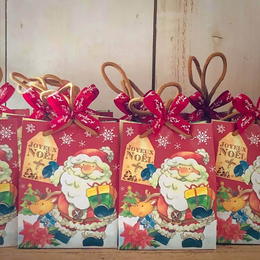 ケーキ&カフェ 海風堂さんのインスタグラム写真 - (ケーキ&カフェ 海風堂Instagram)「焼き菓子のクリスマスギフト色々とご用意しました♪ご配送も可能ですのでお申し付けください！ #焼き菓子  #xmas2020 #xmas #サンタさん #おうちクリスマス  #クリスマスギフト  #クリスマスギフトラッピング  #サンタさん #市川 #南大野 #海風堂」12月7日 11時55分 - mistral_kaifudo