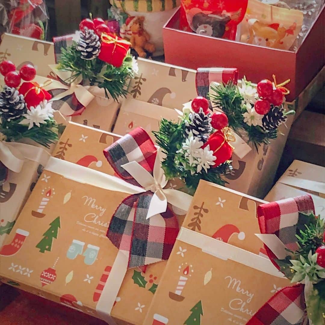 ケーキ&カフェ 海風堂のインスタグラム：「焼き菓子のクリスマスギフト色々とご用意しました♪ご配送も可能ですのでお申し付けください！ #焼き菓子  #xmas2020 #xmas #サンタさん #おうちクリスマス  #クリスマスギフト  #クリスマスギフトラッピング  #サンタさん #市川 #南大野 #海風堂」