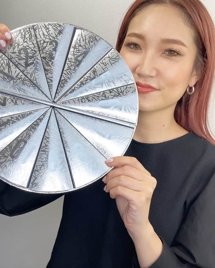 M∙A∙C Cosmetics Japanのインスタグラム：「＼クリスマスまでのカウントダウン／毎日新しい M·A·Cのアイテムに出合える♡全12製品が詰まったミニサイズのアドベントカレンダー✨ 現品＆ミニサイズの製品がたっぷり入ったホリデー期間限定の豪華なキットを見逃さないで﻿💕 ﻿ㅤ ■ブーム ブーム ワオ ミニ アドベント カレンダー (税込14,850円)／💡税込23,870円相当 ﻿*一部限定販売中  ㅤ ＜取扱店舗一覧＞ 公式オンラインショップ、ジェイアール名古屋タカシマヤ、阪急うめだ本店、岩田屋本店 本館、伊勢丹 新宿本店、M・A・C表参道ヒルズ店、西武池袋本店、高島屋 横浜店、ルミネエスト新宿店、大丸 心斎橋店、大阪髙島屋、エスパル仙台、北千住マルイ、ららぽーとEXPOCITY、ららぽーとTOKYO-BAY店、ラゾーナ川崎プラザ、モディ静岡、上野マルイ、ダイバーシティ東京プラザ、町田マルイ、吉祥寺PARCO、上野パルコヤ、マルイファミリー溝口、SHIBUYA109、有明ガーデン、M・A・C心斎橋、Echika fit 銀座、三越伊勢丹化粧品オンラインストアmeeco、阪急百貨店公式コスメ通販 HANKYU BEAUTY ONLINE ㅤ #MACFrostedFirework #MACクリスマスコフレ2020#MACHoliday #MACCosmeticsJapan #MACCosmetics #MAC #MACコスメ #マックコスメ #コスメ#コスメ紹介#コスメ好き#コスメレポ #化粧品 #デパコス #コスメ部 #コスメマニア#トレンドメイク#秋メイク#冬メイク#メイクテク#クリスマスコフレ#アドベントカレンダー#限定コスメ#限定品#限定#MACリップ#アイシャドウ」