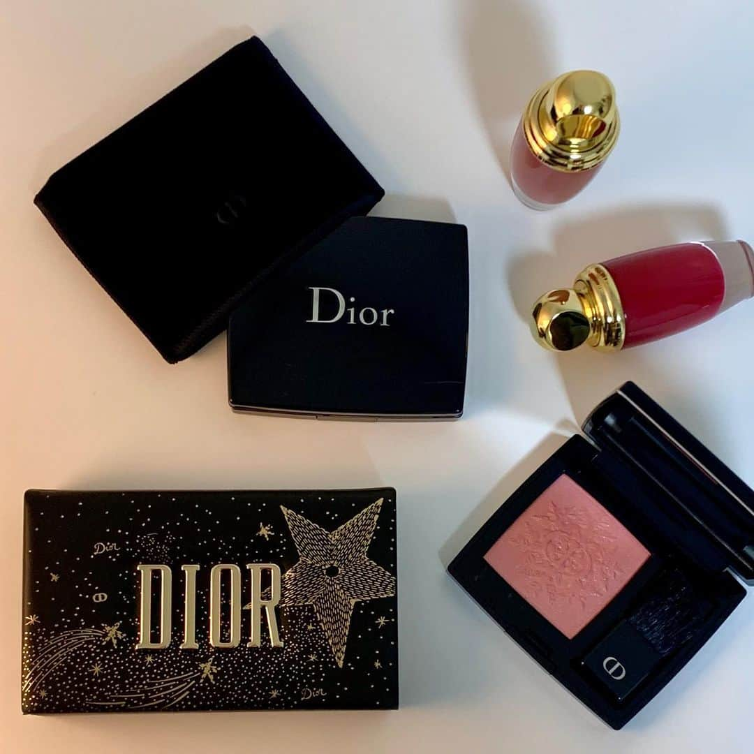 スビンさんのインスタグラム写真 - (スビンInstagram)「#유료광고 @diormakeup  2020 디올 홀리데이 골든나이트 컬렉션  클래식에 로큰롤 감성을 믹스한 블랙앤 골드 리미티드 컬렉션🖤 #diorbeautylovers #디올홀리데이 #디올홀리데이컬렉션 #디올골든나이트컬렉션 #파티메이크업 #연말메이크업 #한정판 #블러셔추천」12月7日 11時58分 - sooviin38