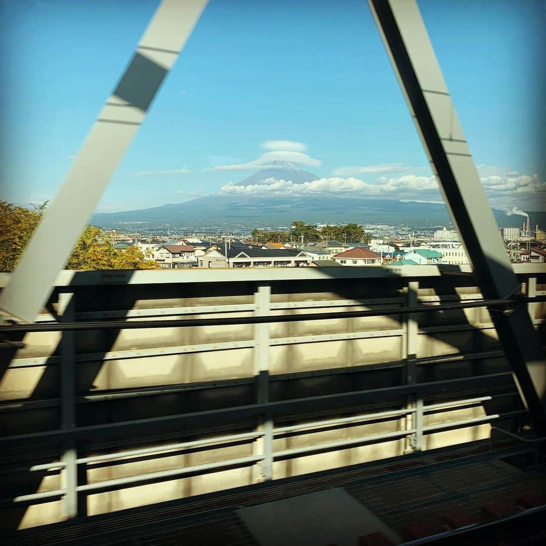 DJ AIKO 62さんのインスタグラム写真 - (DJ AIKO 62Instagram)「富士山🗻  #笠雲 #富士山 #mtfuji #いいことがありますように  #djaiko62  #過去pic  #新幹線からの富士山」12月7日 11時59分 - djaiko62