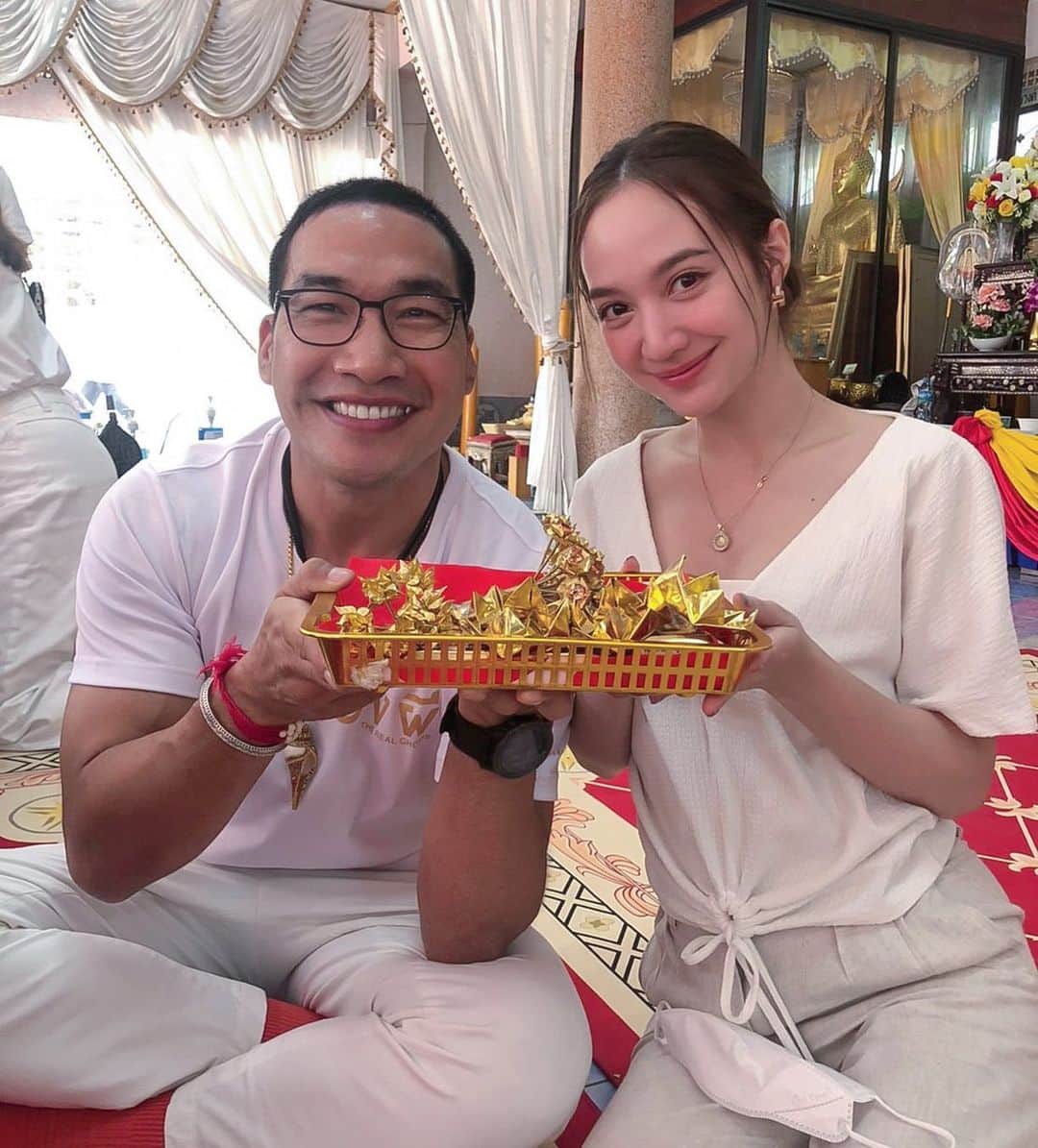のインスタグラム：「เมื่อวานไปหล่อพระทานกับรายการช่องส่องผี อิ่มบุญสุดๆ เอาบุญมาฝากค่ะ 🙏🏻🙏🏻🙏🏻 #ช่องส่องผี ปล.วันนี้บ่าย3โมงเย็นมีสวดมนกับหลวงตาม้า ใครว่างมาร่วมสวดด้วยกันได้ที่วัดสักใหญ่ บางกรวยนะคะ」