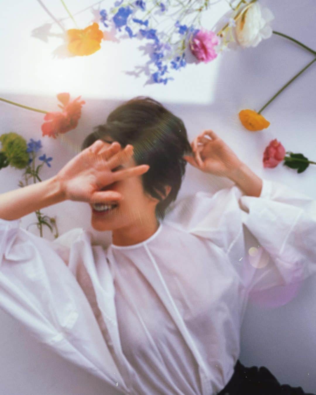 神山まりあさんのインスタグラム写真 - (神山まりあInstagram)「@veryweb.jp の撮影後に花と戯れる🌸  #love #気分は乙女」12月7日 12時09分 - mariakamiyama
