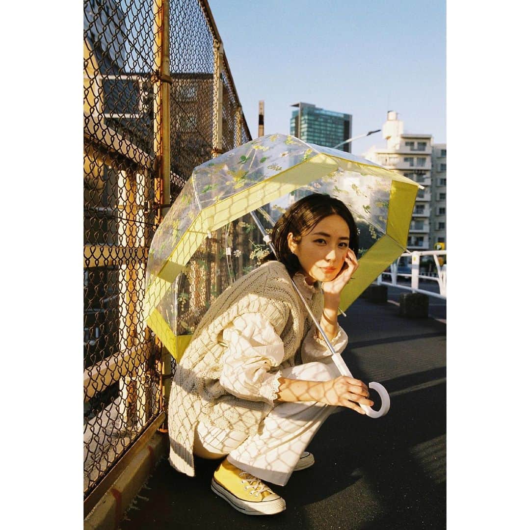 Aya（高本彩）さんのインスタグラム写真 - (Aya（高本彩）Instagram)「〝Wpc. × plantica〟 Photo by Aya  model : @_i.arisa_  umbrella : @wpc_official  flower : @plantica_jp   Photo by Aya  #photobyaya#arisa#plantica#wpc#ルック」12月7日 12時02分 - aya_dream04