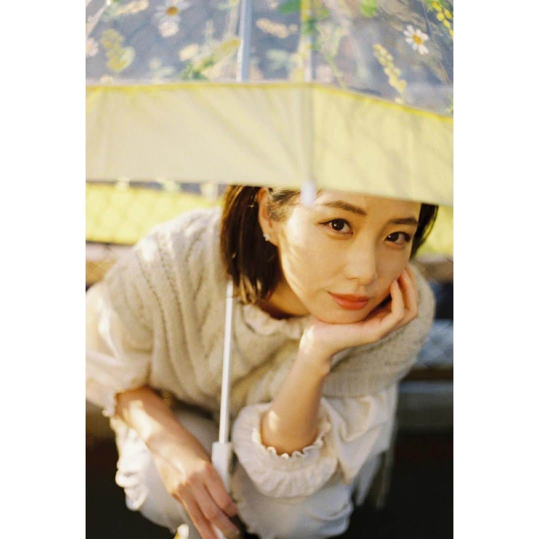 Aya（高本彩）さんのインスタグラム写真 - (Aya（高本彩）Instagram)「〝Wpc. × plantica〟 Photo by Aya  model : @_i.arisa_  umbrella : @wpc_official  flower : @plantica_jp   Photo by Aya  #photobyaya#arisa#plantica#wpc#ルック」12月7日 12時02分 - aya_dream04