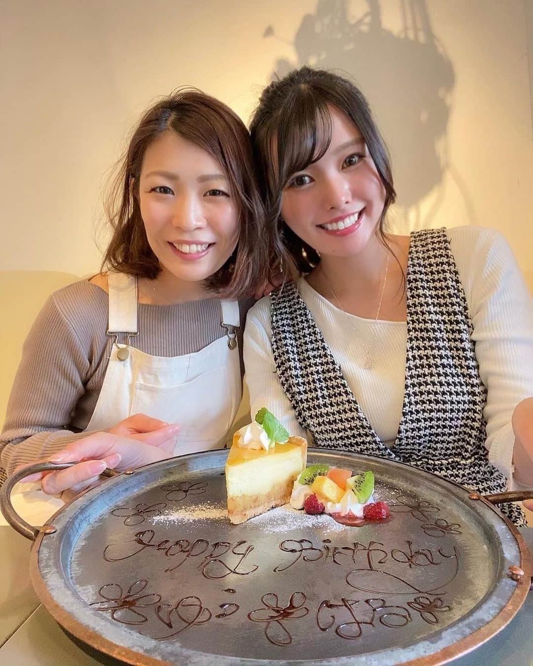 YOUKORINさんのインスタグラム写真 - (YOUKORINInstagram)「11月生まれ誕生日会🎂💕#お誕生日おめでとう#誕生日会#誕生日#11月生まれ#プレゼント交換#誕生日プレゼント#誕生日サプライズ#自分達でプレート頼む#新しい#花火までついてる#食後#喋りすぎて全然ご飯食べへん#食べて2時間後に食レポ#脳が追いつかない#褒められかたの違い#地雷踏むなよ#弾丸トーク#いつものこと#聞いてー#大好き#神戸ランチ#神戸」12月7日 12時05分 - xxy0uc0riinxx