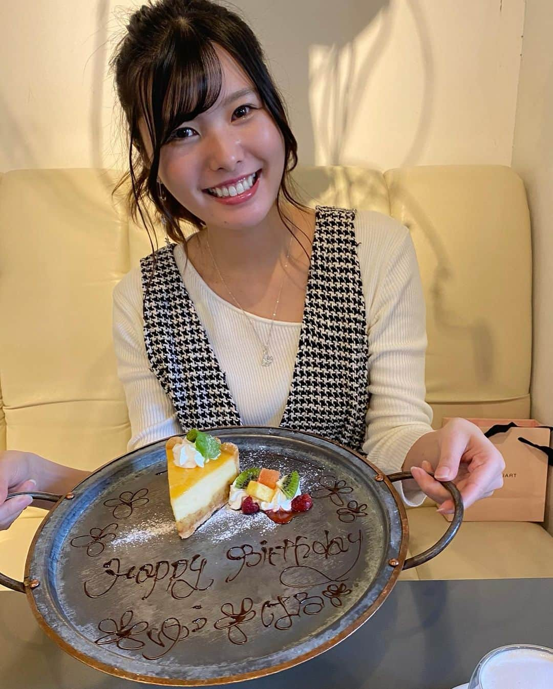 YOUKORINさんのインスタグラム写真 - (YOUKORINInstagram)「11月生まれ誕生日会🎂💕#お誕生日おめでとう#誕生日会#誕生日#11月生まれ#プレゼント交換#誕生日プレゼント#誕生日サプライズ#自分達でプレート頼む#新しい#花火までついてる#食後#喋りすぎて全然ご飯食べへん#食べて2時間後に食レポ#脳が追いつかない#褒められかたの違い#地雷踏むなよ#弾丸トーク#いつものこと#聞いてー#大好き#神戸ランチ#神戸」12月7日 12時05分 - xxy0uc0riinxx