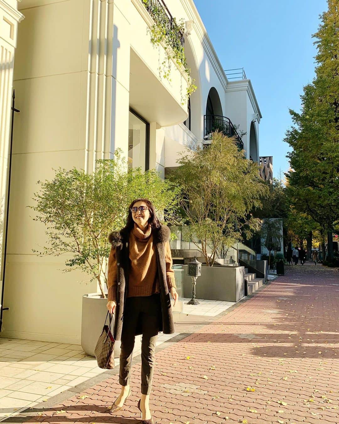 のインスタグラム：「今日は、月曜日だけど特にお仕事入ってないの。 明日、朝から大切な打ち合わせがあるので、その準備をしたら後は頭をリフレッシュ✨ お天気がいいし、カフェでお茶しながら原稿書く予定です  It’s a beautiful day today.   @definebeautyjapan  @definebeauty @ディファインビューティ  #アラフィフ  #コスメ  #コスメ好き  #キレイ  #キレイになりたい  #アラフィフコーデ #アラフィフ女子 #大人可愛い #今日のコーデ #大人スタイル #企業女子 #スナップミー #上品コーデ #キレイめコーデ #化粧品  #instapicture  #beauty  #beautiful  #fashionblog #fashionblogger #dailylook #tokyolife」