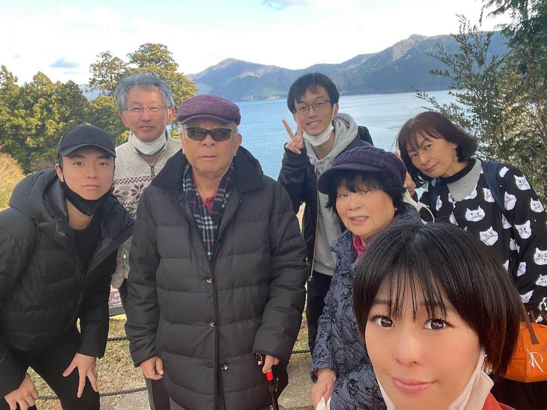 たまたまこのインスタグラム：「箱根に大家族旅行にきてまーす ジージとバーバは82歳ですがまだまだ元気です」