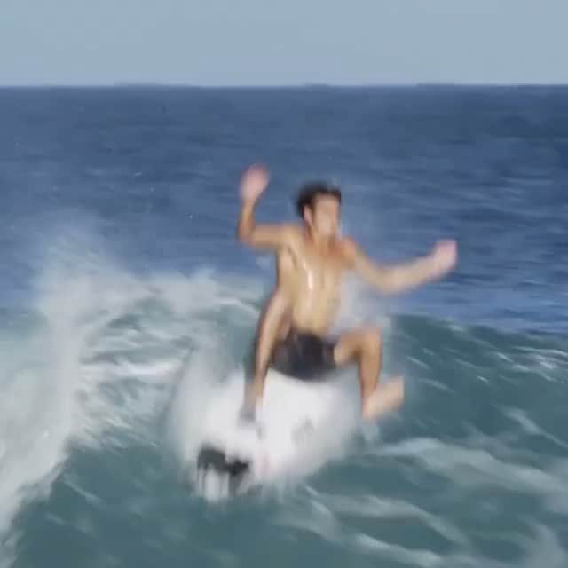 ビラボンのインスタグラム：「@griffin_cola のとんでもないエア！   The newest episode of @cola_bros」