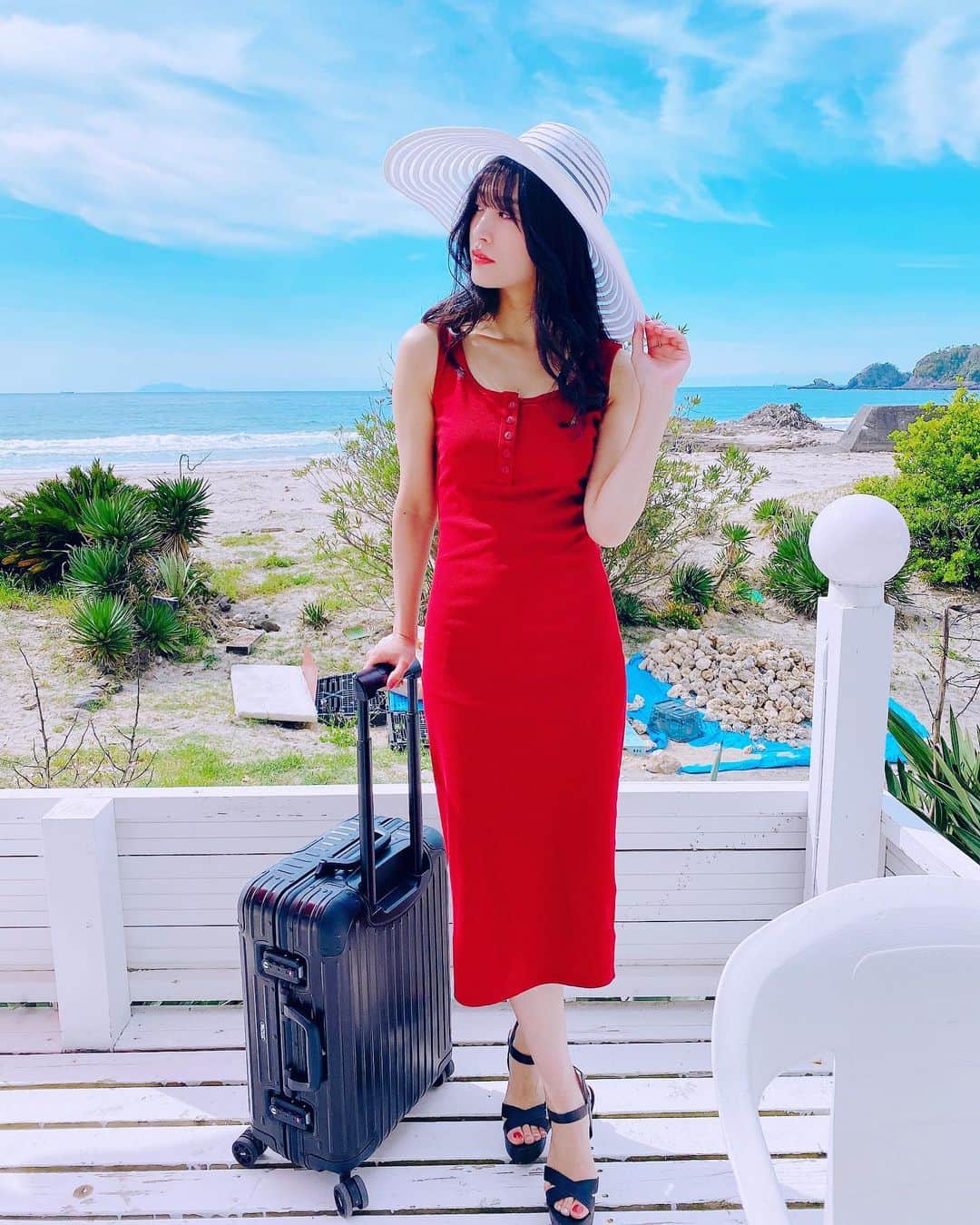 根岸愛のインスタグラム：「👗🏝👗 Summer Flower Love Dream オフショット🥰 お姉さん感強めです😎👒 ダリア感出てますか？😚 #D4DJ #Merm4id #夏花愛夢 #オフショット #松山ダリア #海」