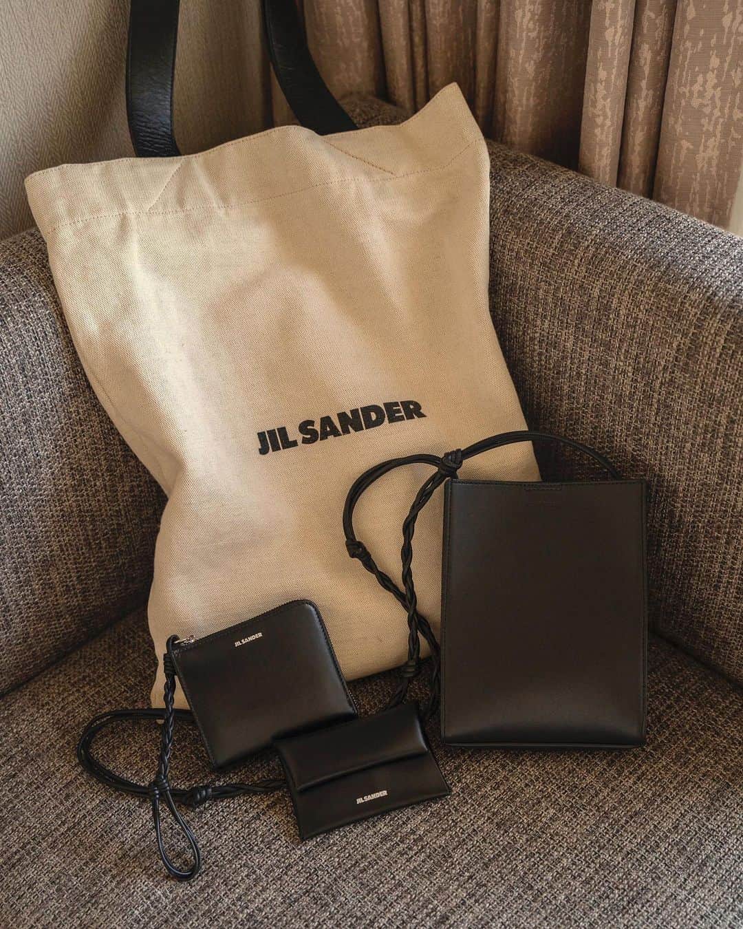 のインスタグラム：「ㅤㅤㅤㅤㅤㅤㅤㅤㅤㅤㅤㅤㅤ 旅のお供👜 最近、財布に合わせて @jilsander のカードケースを名刺入れ代わりに購入しました☺️使いやすくてお気に入り😆 ㅤㅤㅤㅤㅤㅤㅤㅤㅤㅤㅤㅤㅤ #jilsander」