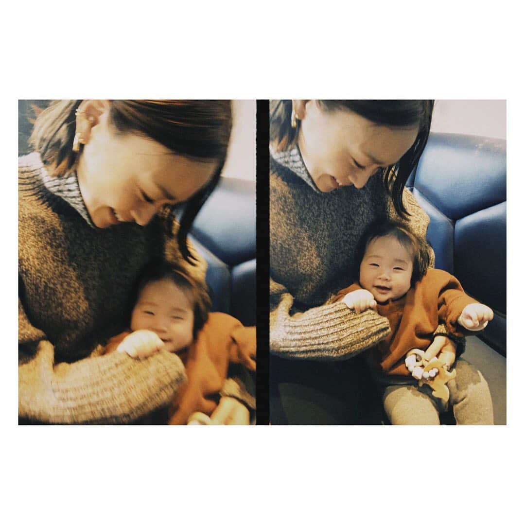 野尻美穂のインスタグラム：「今日で5ヶ月👼🏻 あっという間だけど、毎日濃いからやっと5ヶ月でもあるな😌 どんどん知恵が付いてごまかしが効かなくなってきてますが、とにかく父母毎日尽くしてます😌🤝😌 沢山笑って行こう〜  #ひなたん通信 #5ヶ月  #babygirl」