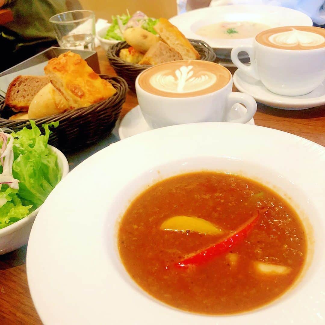 のインスタグラム：「私、久しくカレーを食べていませんでした🤭🍛  皆さん普段どのくらいの頻度で食べますか？月1くらい？👀  私…半年くらい食べていなかったかも！！ 最後に食べた記憶があるのは夏なんです。これにはびっくり😳 久しぶりのカレーはすごく美味しくて、懐かしくて？、今とっても嬉しい気持ちです。笑  #キーマカレー #恵比寿 #lunch #半年ぶり」
