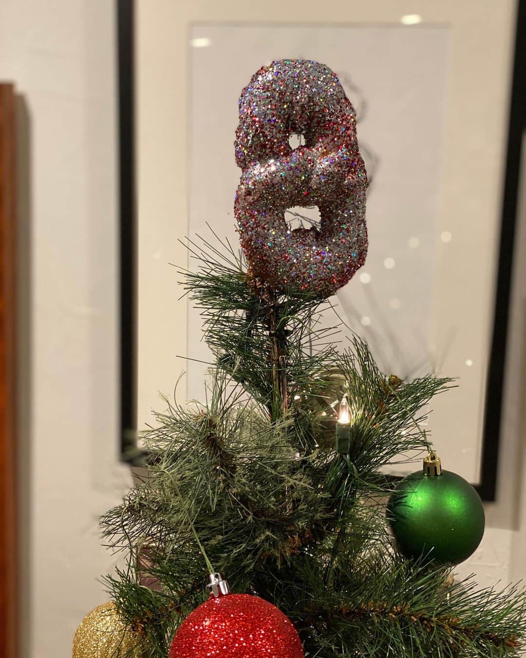 アダム・シャピロのインスタグラム：「The @shappypretzel tree topper. 😂😂😂🥨🥨🥨」