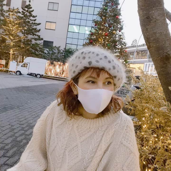 横沢ローラのインスタグラム：「#シブヤクリスマスキャロル、渋谷キャストにて終日流してくださってます。ここに来ると、曲も聞けて、ダウンロードも出来て、ポストカードもゲッチュできる。 生で演奏の機会は12/23のみです！ 開演19時は少し早いけど是非。 一緒に並行世界へ旅しましょ！  #Laurayokozawa #シブヤクリスマスキャロル #shibuyachristmascarolrg #伝承ホールコンサート」