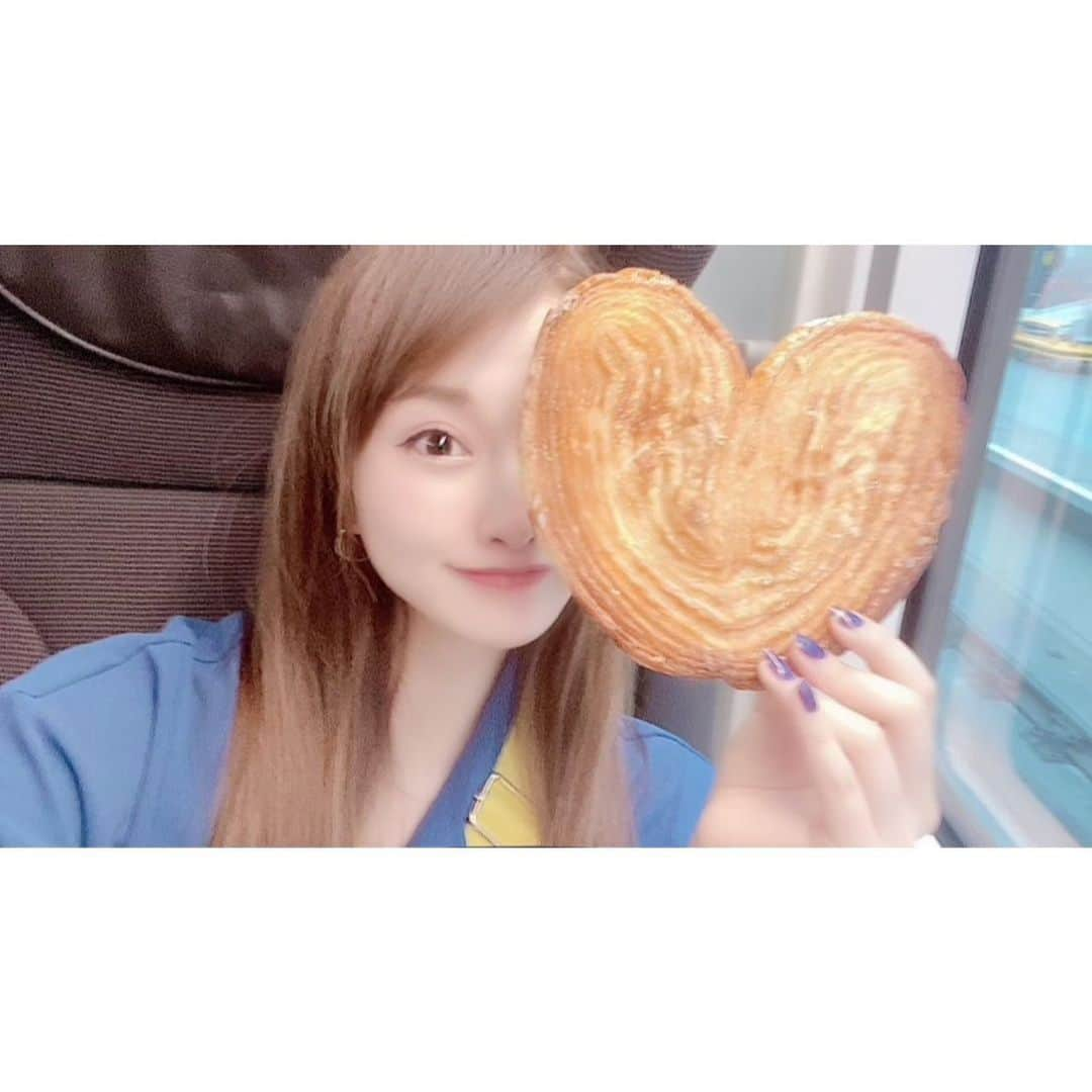 松木星良のインスタグラム：「はろっずからのでかでかのパイと共にユーロスターでパリへ〜！ 次回！おふらんす編！🇫🇷  #london #uk #paulboulangerie #harrods #harrodsbear #buissinesstrip #eurostar #小さい頃 #ハロッズのテカテカしたバッグ持ってるママいたよね #大体そこのうちの子はピアノならってんの #大型犬飼ってんの #居間にピアノが置いてあって上にレースがかかってんの #そんなことを思い出したよね #ハロッズベアちゃんかわいいね #マグカップ買っちゃった #緑色がかわいんだよねえ #このパイはPAUL #あまいやつ #あまいやつおいしい #あーあこの世のあまいやつがぜーんぶゼロキロカロリーになればいいのにっ」