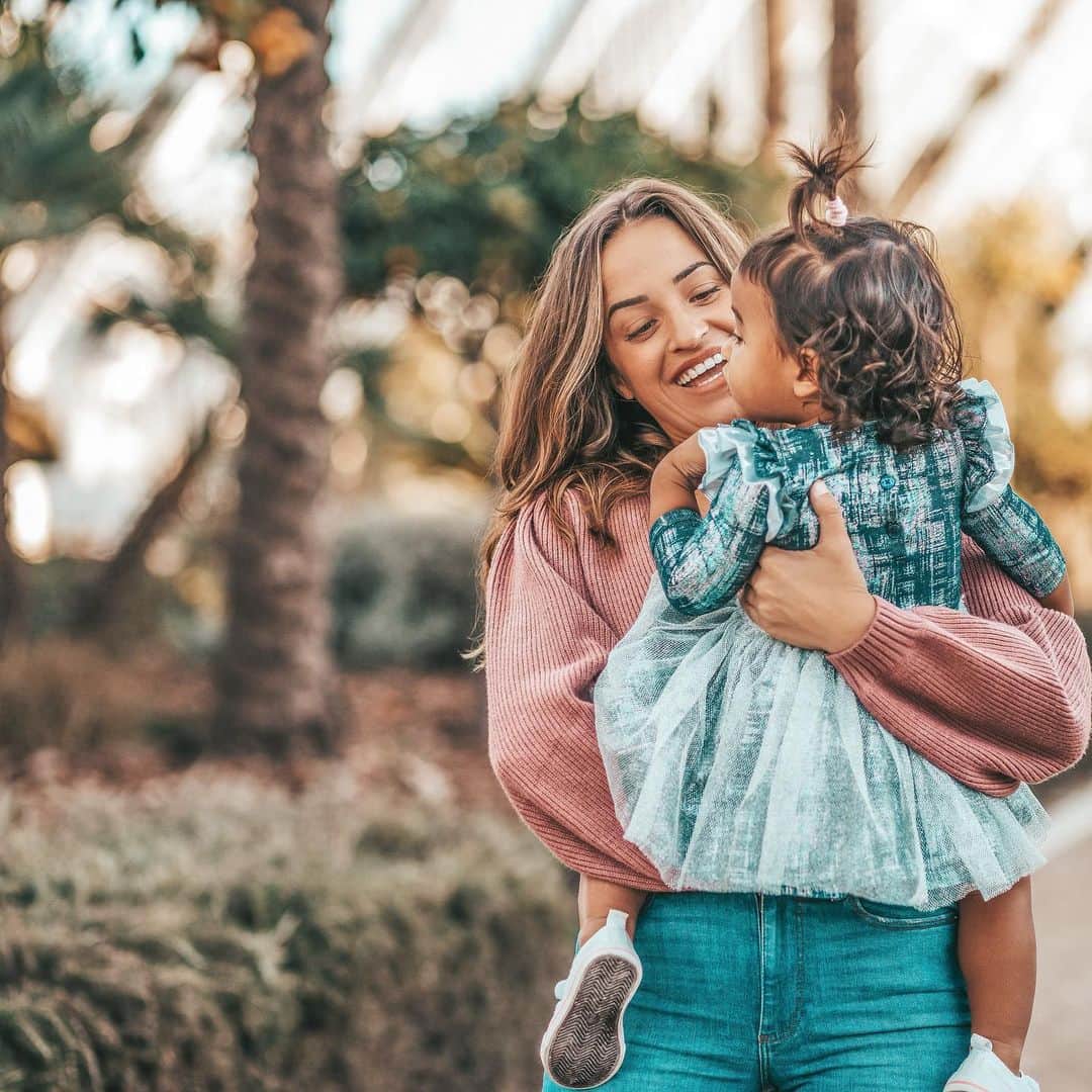 のインスタグラム：「Before having Alexandra, I believed I had a very clear theory of what it was to be a mother. But if when I had Alex I already realized that there is no valid theory, and Daniela is breaking all my schemes.  Each child has a personality, and therefore requires an education and specific attention although the values ​​are the same. I believe that there are as many ways to be a mother as you can have children. In my case, with Daniela I am learning new things about being a mother, and with Alexandra I learned totally different things. And now I'm sure if I ever had a third, it would be a different experience again.  🔹Do you agree that our children cannot be educated in the same way?  #parenting #singleparenting  #crianza #mamadedos #momoftwo #mommy life   Antes de tener a Alexandra creía tener la teoría muy clara de lo que era ser madre. Pero si cuando tuve a Alex ya me di cuenta de que no hay teoría que valga, Daniela me esta rompiendo todos los esquemas. Y es que cada niño tiene una personalidad, y por tanto requiere una educación y una atención específica aunque los valores sean los mismos.  Yo creo que existen tantas formas de ser madre como niños puedas tener. En mi caso, con Daniela estoy aprendiendo cosas nuevas en cuanto a ser mamá, y con Alexandra aprendí otras totalmente distintas. Y ahora estoy segura de que si alguna vez tuviera un tercero, volvería a ser una experiencia diferente.   🔹Estáis de acuerdo con que no se puede educar a nuestros hijos de la misma manera aunque sean los mismos valores?」