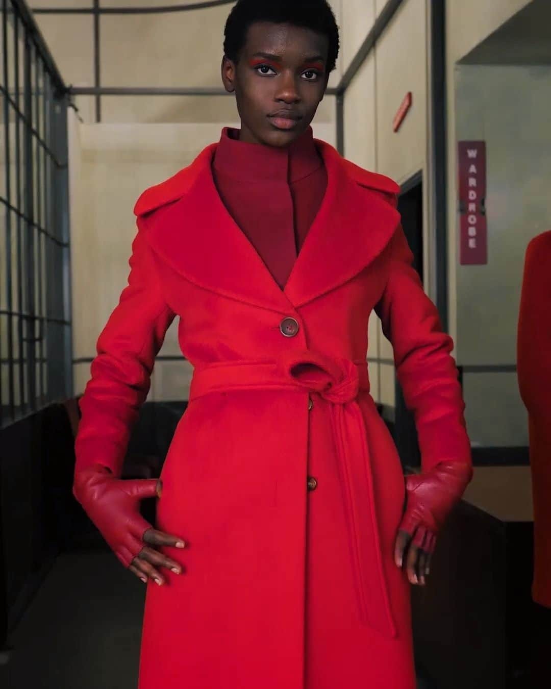 のインスタグラム：「Rather than just choosing a winter coat, take it a step further: treat yourself with a warm, cosy and fascinating hug. Meant to last long in your wardrobe.   Effortless charming and bold styles, produced in Italy: bit.ly/37KvDrV  #CinziaRocca #FW2020」