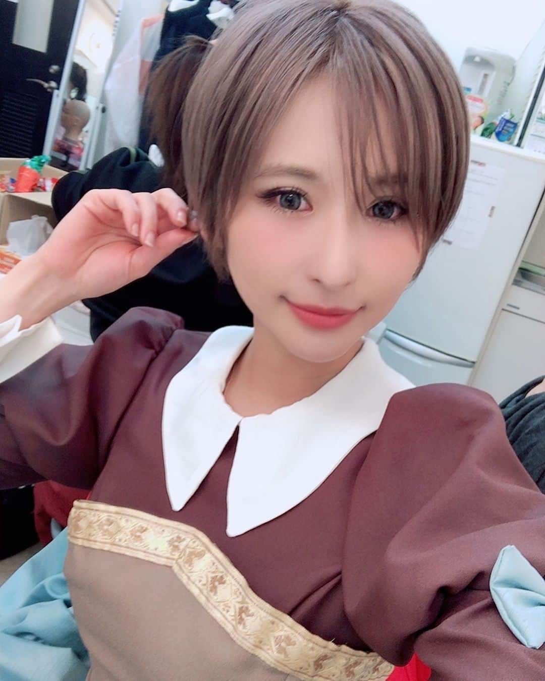 有馬綾香のインスタグラム：「アニエスショートバージョンぺたり。 やっぱ髪型で印象全然変わるよねって話でした😇  明日からのS耐の荷造り終わらんよぉお😂  #おかしな転生」