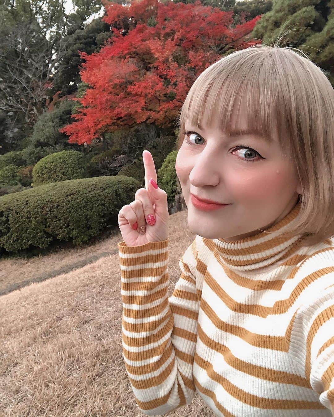Jenyaさんのインスタグラム写真 - (JenyaInstagram)「東京は12月でも暖かいのは、ありがたいです。 ロシアに住んでた頃、冬はファッションを楽しめなかったのは、切なかったです。日本は、プチプラでも色々楽しめるから、大好き！  アウター、ニット　@pdd1982pdd #poudoudou  デニム　@redcardtokyo   #紅葉 #ootd #blondehair #bobhaircut #russiangirl🇷🇺 #tokyo #39歳 #39歳ママ  #冬コーデ #チャイナコート #タートルネック #タートルネックニット」12月7日 23時20分 - jenya_jp