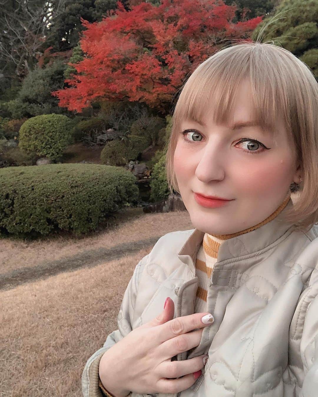 Jenyaのインスタグラム：「東京は12月でも暖かいのは、ありがたいです。 ロシアに住んでた頃、冬はファッションを楽しめなかったのは、切なかったです。日本は、プチプラでも色々楽しめるから、大好き！  アウター、ニット　@pdd1982pdd #poudoudou  デニム　@redcardtokyo   #紅葉 #ootd #blondehair #bobhaircut #russiangirl🇷🇺 #tokyo #39歳 #39歳ママ  #冬コーデ #チャイナコート #タートルネック #タートルネックニット」