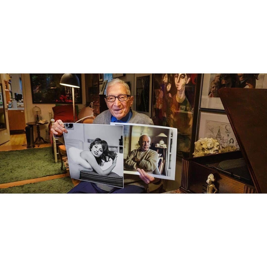 スティーブ・マカリーさんのインスタグラム写真 - (スティーブ・マカリーInstagram)「I made this picture of my good friend and constant source of inspiration @tonyvaccarophotographer, holding his pictures of Sophia Loren and Pablo Picasso, using the #Mi10TPro phone by @xiaomi.global, as part of #MyUnsungHeroes project. Tony is an incredible 98 year old COVID survivor who made some powerful images during World War II. He then reinvented himself as a major force in fashion and magazine photography.   Tony and I met in New York because we had studios next to each other. I had known his work for many years, and most recently we were both inducted into the International Photography Hall of Fame. One of the things I admire about Tony is that he photographed in virtually impossible circumstances during the war; he even sometimes developed his film in his helmet at night.」12月7日 23時21分 - stevemccurryofficial