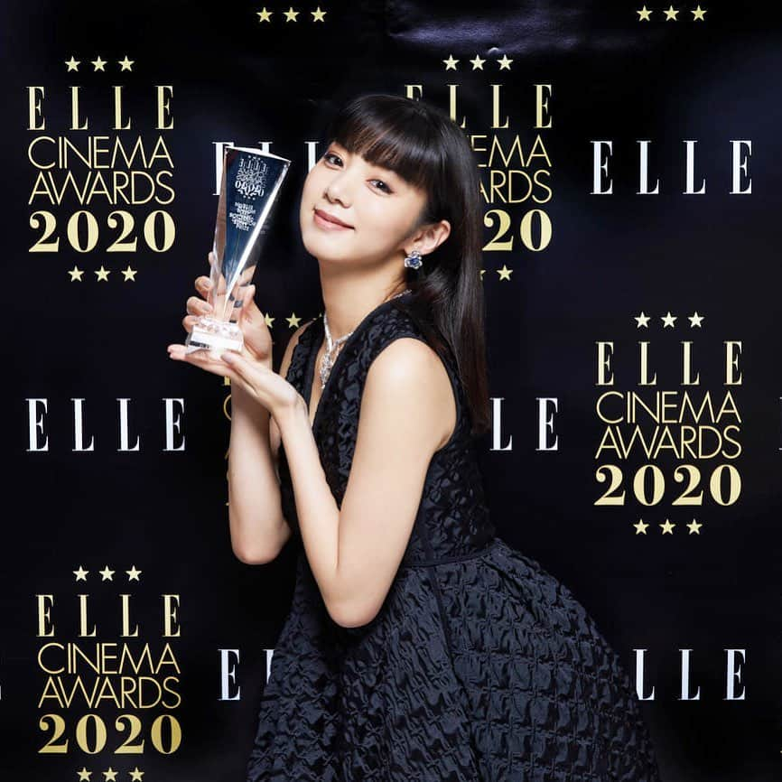 池田エライザさんのインスタグラム写真 - (池田エライザInstagram)「ELLE CINEMA AWARDS 2020 Elle girl New director 賞  をいただきました。 私一人ではなく、池田組に関わってくださった皆様で授賞したと思っています。 映画をこよなく愛するELLEに ポジティブなパワー溢れるこの賞をいただけて一同、幸せです。  ありがとうございました！！  #夏至るころ」12月7日 21時56分 - elaiza_ikd