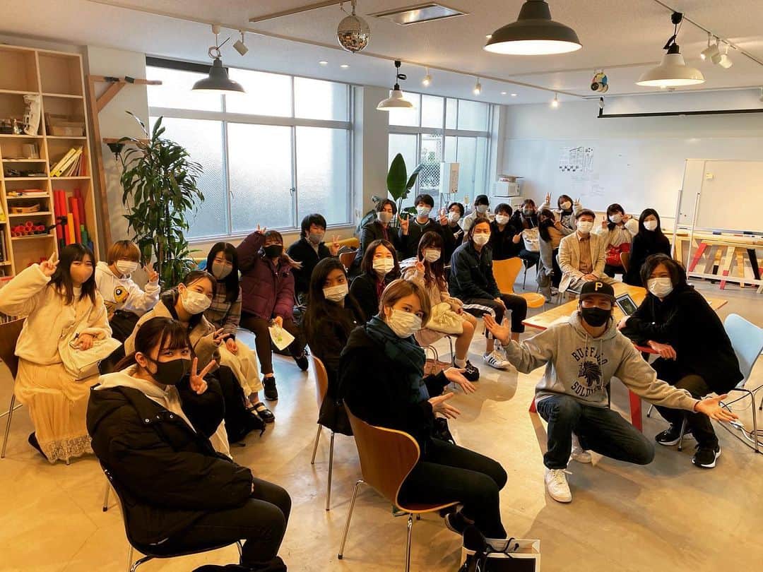 RYO the SKYWALKERのインスタグラム：「本日は大阪音楽大学にて、関西音楽文化史として、レゲエのお話をさせていただきました。  ジャマイカの歴史から日本のレゲエの状況まで。いつも時間が足りないんだけど、今回はうまく濃密に伝えれたかと。  生徒の皆さんもすごく前のめりで聞いてくれて嬉しかったです。ありがとー！  今日の様子は、サイト「ほとんど０円大学」にて紹介して頂けるそうです🙌  柴台先生、岡田さん、大変お世話になりました。ありがとうございました！  #大阪音楽大学 #ryothe #レゲエ」