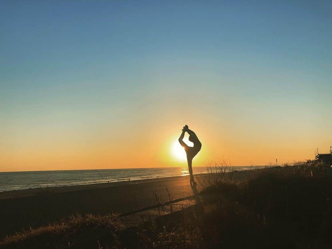 のインスタグラム：「毎日に感謝... いつもありがとう  #空を見よう #太陽 #夕日 #夕陽 #夕焼け #サンセット #夕空 #海 #空 #空が好き #sunset  #beach  #view #ダレカニミセタイケシキ  #ダレカニミセタイソラ  #japanesegirl #shizuoka #japan #miontenrei🌹 #ビールマンMION #ビールマン」