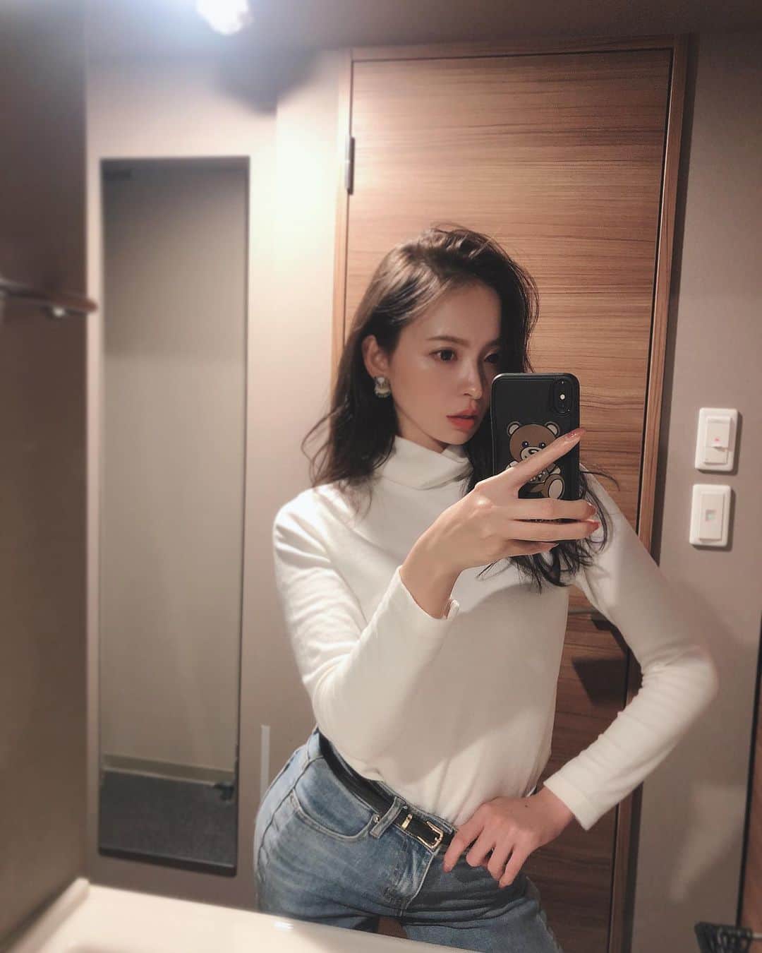 のインスタグラム：「めっちゃ久しぶりの 一目惚れしたタートルネック🤍 . くびの違和感で、タートル すきじゃなかってんけど、 この素材に一目惚れ。☺︎ 柔らかくてきもちよいいいいい タートルの概念越えてきた。 色違い買い(´ ｡•ω•｡)っ⌒♡｡． . UNIQLOだよん✌️ #白コーデ #タートルネック #UNIQLO #デニムコーデ #ヒートテック」
