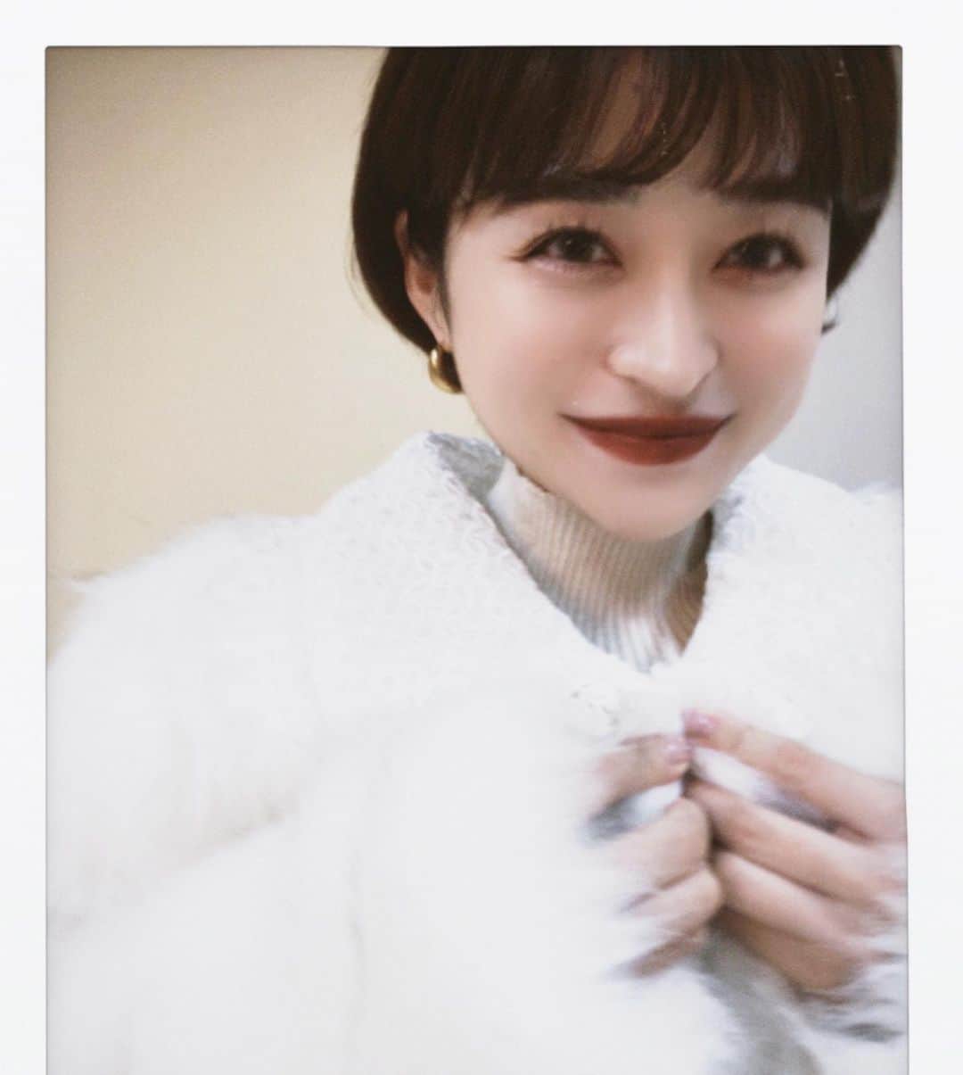 YUYUさんのインスタグラム写真 - (YUYUInstagram)「ファーに太眉がちょっとクセです🥕 さくちゃんパシャリありがとう😸 @jijie17  クリスマスがも〜う〜す〜ぐ〜だ〜〜〜🛋」12月7日 21時52分 - yuyukmt