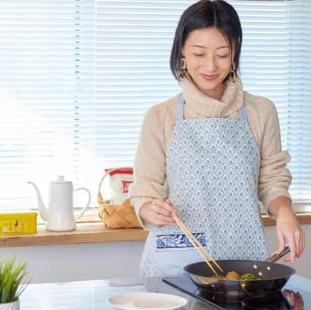 大湯みほさんのインスタグラム写真 - (大湯みほInstagram)「………… マルコメ✨発酵美食✨ 〜大湯みほの　ぬか漬けロマン〜 連載・15回　 🌱ぬか漬けチキンクリームソテー🌱 ・ 今回は…なんと！鶏肉をぬか漬けにっ！お肉・お魚・フルーツ等をぬか漬けにする場合は、スワイプ👉写真 2のように、ジッパー付きの別袋またはタッパーで漬けて下さいね❗️ ・ ✨発酵美食・ぬか漬けロマン✨ https://www.marukome.co.jp/marukome_omiso/hakkoubishoku/20201203/13780/ ・ ぬか漬けを使った簡単アレンジレシピや、ぬか漬けのお悩み相談🍆Q&Aコーナーもございますので、是非、ぬか漬けや発酵食品が好きな方は、チェックしてみて下さいね😋 ・ #ぬか漬け　#ぬか漬けアレンジ #アレンジレシピ　#連載コラム #マルコメ　#発酵美食　#発酵食品 #腸内環境　#植物性乳酸菌　#免疫力アップ　#元気な身体は美味しい食事から　#食育　#ぬか漬けマイスター #大湯みほ　#ぬか漬け専門家」12月7日 21時52分 - nukazukemiho0320