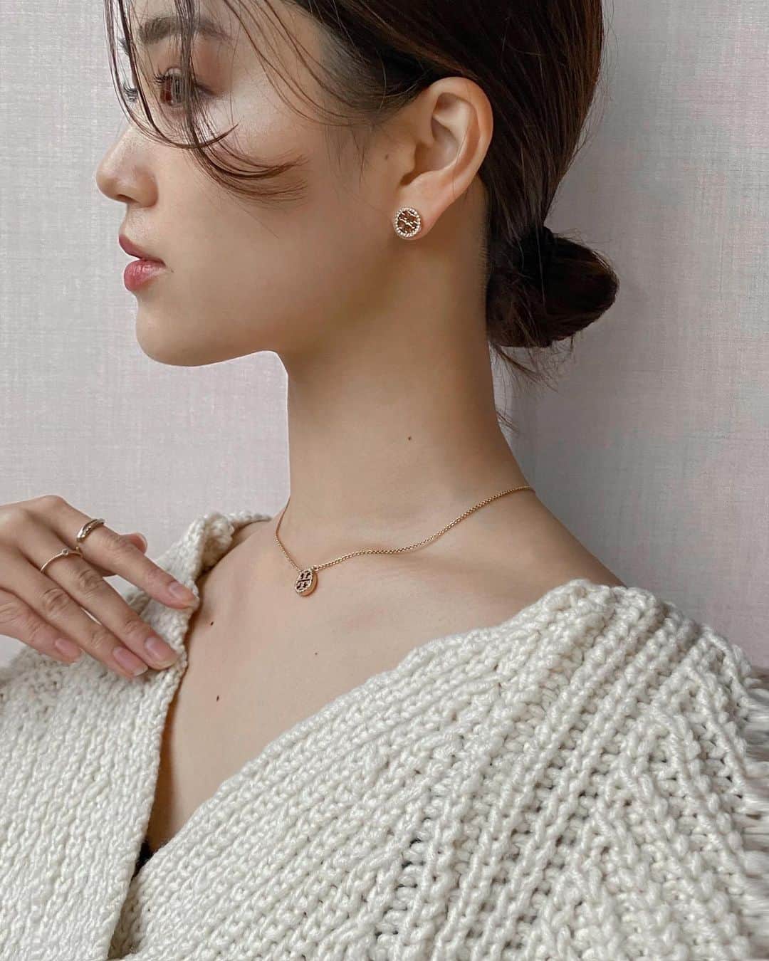 のインスタグラム：「・ ・ Holiday accessory ✴︎ ・ ・ 早くも12月❄️ ホリデーシーズンに合わせて華奢でさりげないアクセ、新調しました♡ ピアスとネックレスのセット、この季節にぴったりな女の子らしい感じか良き。 ・ ・ 🤍 @toryburch #toryburchholiday20   #accesory #jewely  #minimalstyle #minimalfashion #classicstyle #simpleoutfit #everydaylook」