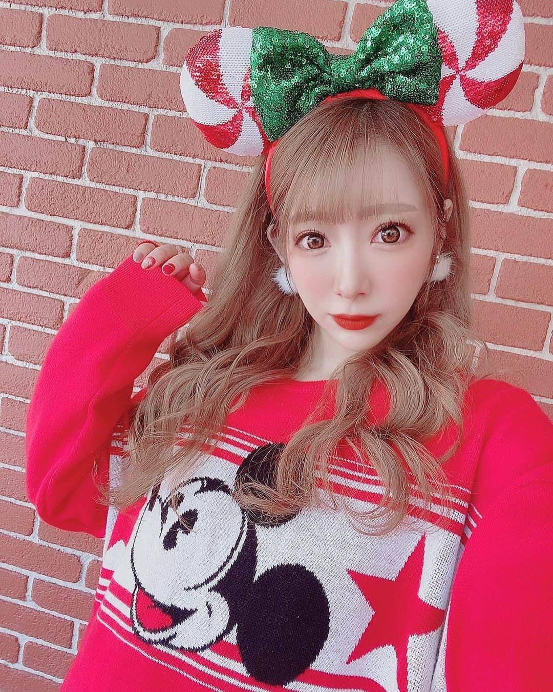 のインスタグラム：「メイクはアイメイクは薄めで 赤リップでバランスとったよ❤️🎄 赤リップはロレアルパリの130番💄 クリスマスだからシャドーはキラキラ使ってみた✨ 色はオレンジ系🍊💕  #ディズニー #ディズニーコーデ #クリスマスディズニー#ディズニーオソロ #ママ#BD#🎂#🏰#🎄#ママ#メイク」