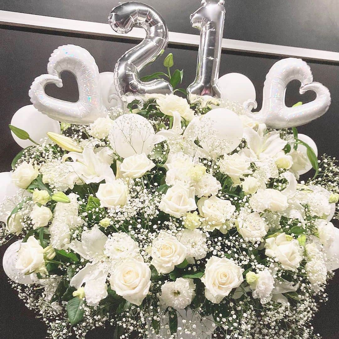 伊咲萌香のインスタグラム：「﻿ アイドルになってからもっとお花だいすきになった💐﻿ 一生枯れないでほしい~~﻿ たとえ枯れても思い出は永遠だけどネ（ ; ; ）﻿ ﻿ ﻿ #osu#birthday#white#21th」