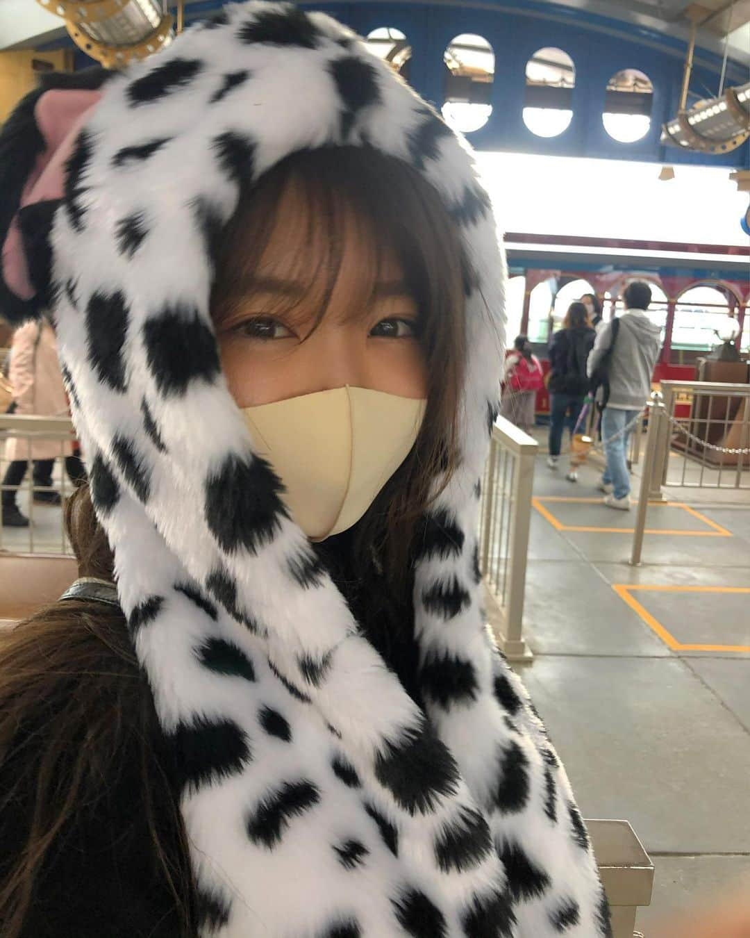 藤田もも（桃咲あや）さんのインスタグラム写真 - (藤田もも（桃咲あや）Instagram)「▶  結構前だけどディズニー 行ってきたー🐩🐩🧡  楽しすぎたらクシャって 笑っちゃう👀👀  #disneyland #disney  #もこもこ  #キメ顔 #だんだん #クシャ」12月7日 21時57分 - momo_pon12