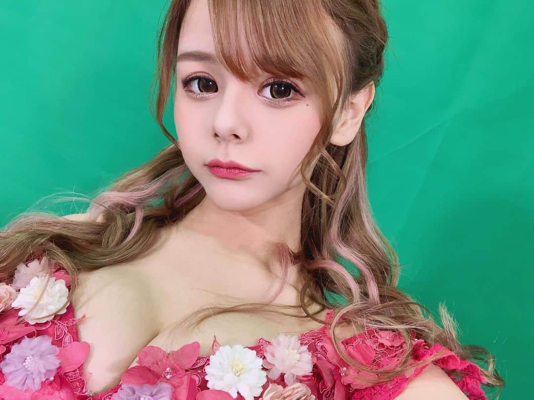 MIAのインスタグラム：「撮影の時の 🌸 . . . #キャバ嬢 #キャバクラ#錦 #錦3 #歌舞伎町 #すすきの#ミナミ #中洲 #ダンサー  #ショーパブ  #プリティーウーマン」