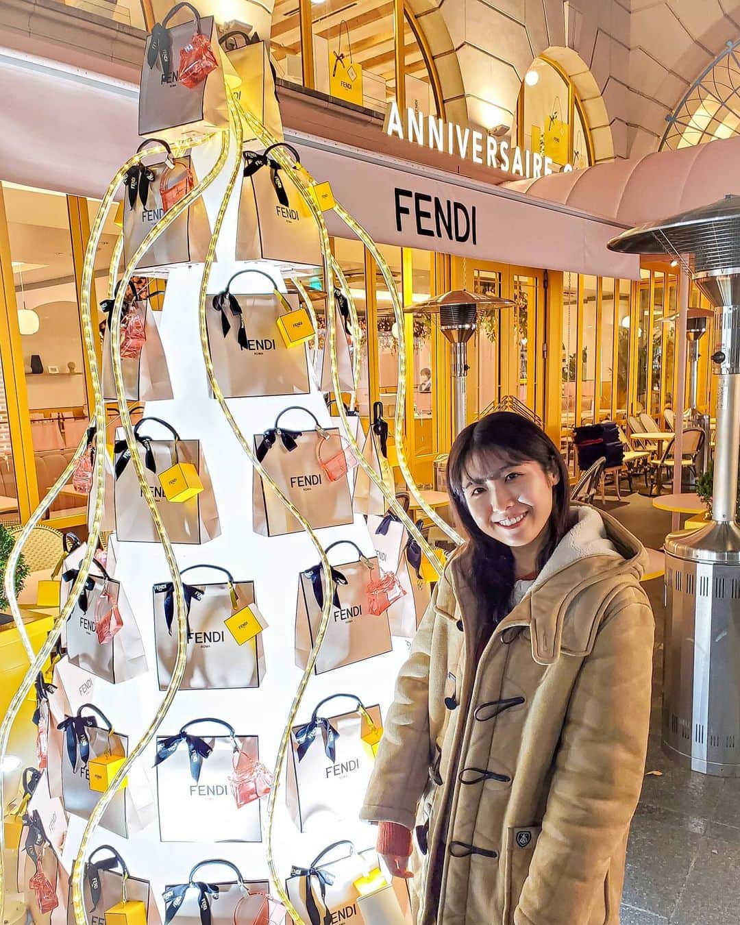 のインスタグラム：「#fendicafe 👜💓☕ 表参道で打ち合わせがあったので 覗いてきました🎵  クリスマスツリー風にセッティングされた FENDIのショップバッグの 装飾が印象的でした🎄 もうすぐクリスマスかぁ😌💖  店内のテーブルやお皿も全部FENDIのロゴが入っていて隅々まで可愛い！ またゆっくり行きたい🐰  #アニヴェルセル表参道 #フェンディカフェ #fendi #表参道カフェ #表参道 #anniversaire #クリスマスツリー #fendibag #cafetime #cafe#café#カフェ好き #カフェ巡り #omotesando#アニヴェルセルカフェ」