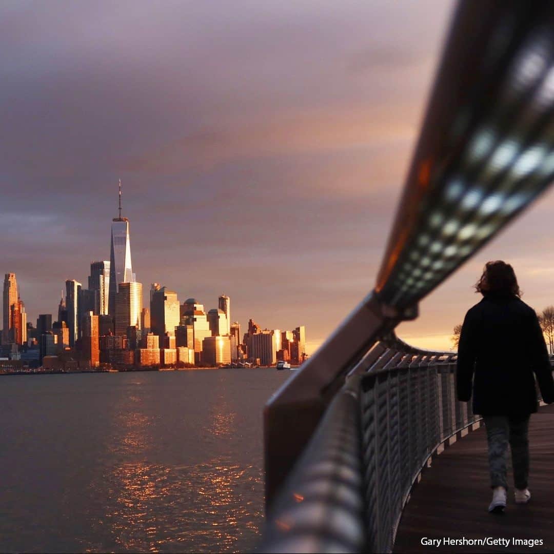 ABC Newsさんのインスタグラム写真 - (ABC NewsInstagram)「The sun sets on lower Manhattan and One World Trade Center in New York City. #nyc #sunset」12月7日 22時00分 - abcnews