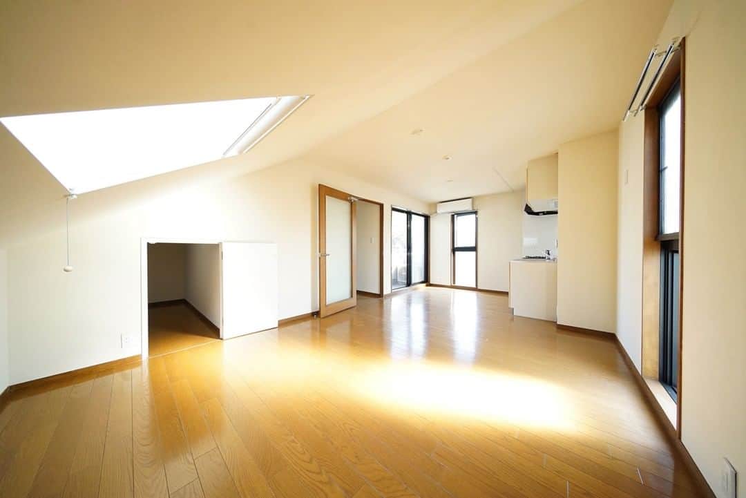 せたがやクラソンのインスタグラム：「『天窓とグルニエのお部屋 302』﻿ ﻿ ・東急世田谷線下高井戸駅 徒歩4分 ・11.4万円・40㎡・1R ___________________________________________________________________﻿  京王線と世田谷線のハブ駅として親しまれる下高井戸。懐かしさを残す駅前の商店街は、幅広い年齢層の人たちが行き交い、なんとも居心地のいい素朴な活気にあふれております。駅から世田谷線沿いをてくてく、住宅街を少し入って歩くこと4分。洗練されたコンクリート打ちっ放しの外観の建物3階が今回ご紹介するお部屋。  さて、中はといいますと、最上階ならではの屋根の勾配を生かした天窓と、屋根裏部屋のような4帖のグルエニが何よりの魅力。全体的には外観のスマートでクールな印象とはまた異なる、陽の光がたっぷりと注ぐあたたかな印象。グルニエは天井が低く、本が並べられそうな段があったりで寝室にぴったり。  ▼お部屋のよいところ ・斜めの天窓 ・屋根裏のようなグルニエ寝室 ・ピカピカの水周り ・周辺が静か ・陽当たりがよい  ▼お部屋の気になるところ ・収納が少ない ・グルニエの天井が低い ・玄関がせまい  「天窓」と「グルニエ」。なかなか見られない、ちょっと変わったワンルーム。一人暮らしはもちろん、なかよしのカップルに特におすすめです。  ▼この物件の詳細、﻿ そのほかのお部屋はプロフィールのリンクから﻿ @setagayakurasson﻿ ___________________________________________________________________﻿ ﻿ 「オンラインでお部屋探し」スタートしました！ ご相談お待ちしております。 ﻿ ﻿https://setagayakurasson.com/online _____________________________________________________________________﻿ ﻿ #せたがやクラソン #せたがやンソン #賃貸 #お部屋探し #オンラインお部屋探し #引っ越し #内見 #部屋 #ワンルーム #ひとり暮らし #ふたり暮らし #好きな街 #暮らしを楽しむ #キッチン #家具 #世田谷 #賃貸インテリア #リノベーション #コンシェルジュ #世田谷のお部屋探し  #世田谷線 #下高井戸 #天窓 #暮らしを楽しむ #松原 #グルニエ #広いワンルーム #屋根裏部屋  #変わった部屋 #賃貸暮らし」