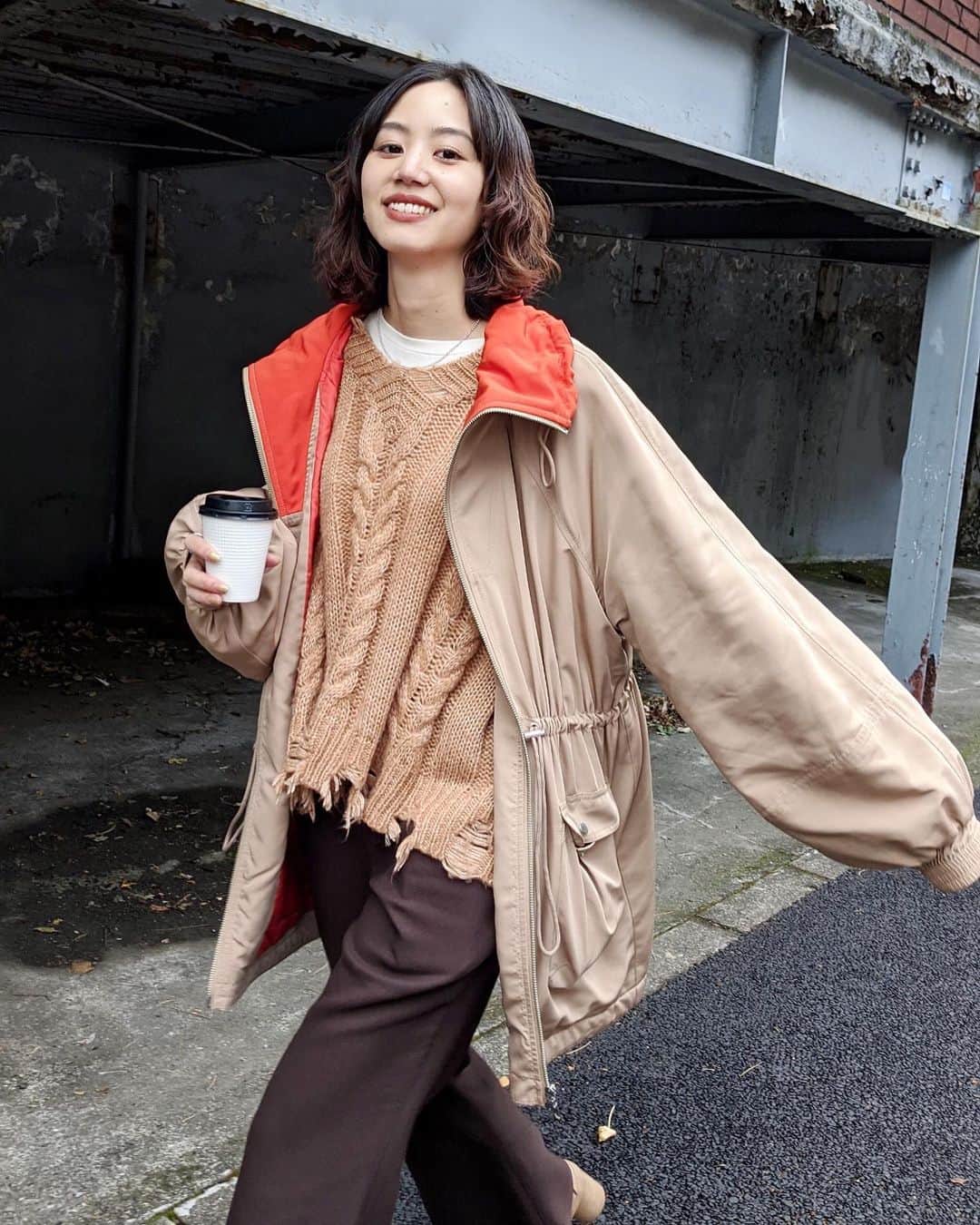 Shiho Sasakiのインスタグラム：「ランチに出かけるひとコマ🍴 このアウターお袖が可愛いんだよー って言ってる写真🤳 この日はMOUSSYと古着をミックスして着てた日でした💕 ベージュとかブラウンも こういうスポーティなアウターをプラスしたら甘くなりすぎない🐻 #MOUSSY#MOUSSYSNAP」